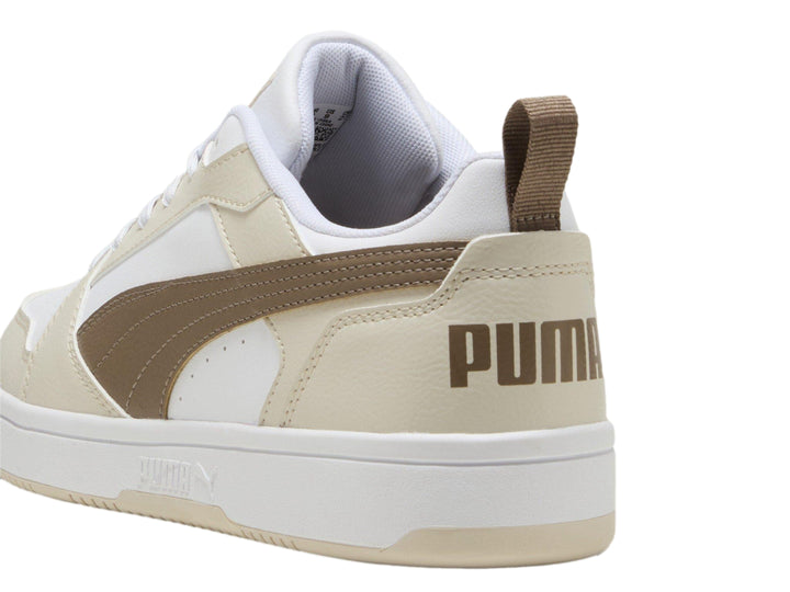 Tenis PUMA Rebound V6 Low en color blanco con detalles en taupe y suela blanca.