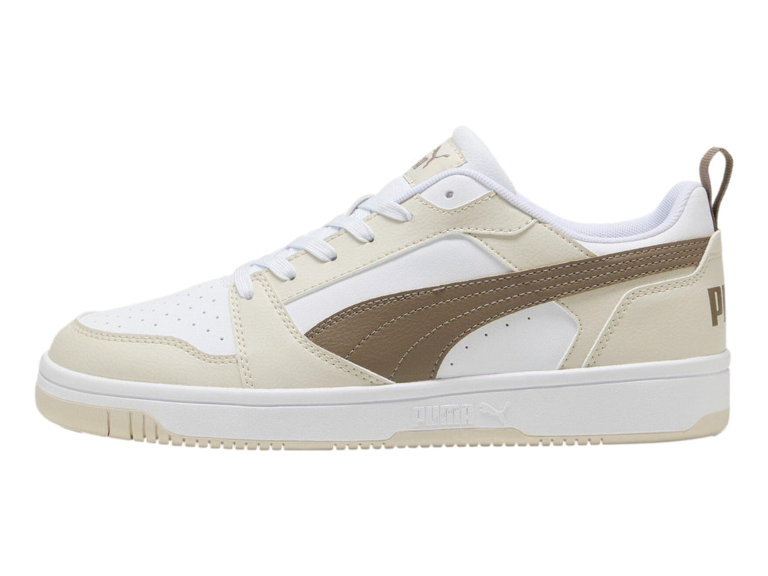 Tenis PUMA Rebound V6 Low en color blanco con detalles en taupe y suela blanca.