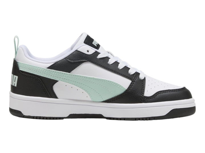 Tenis PUMA Rebound V6 Low en colores blanco, negro y azul claro con suela blanca.