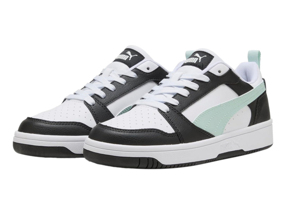 Tenis PUMA Rebound V6 Low en colores blanco, negro y azul claro con suela blanca.