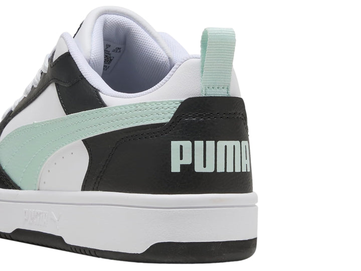 Tenis PUMA Rebound V6 Low en colores blanco, negro y azul claro con suela blanca.