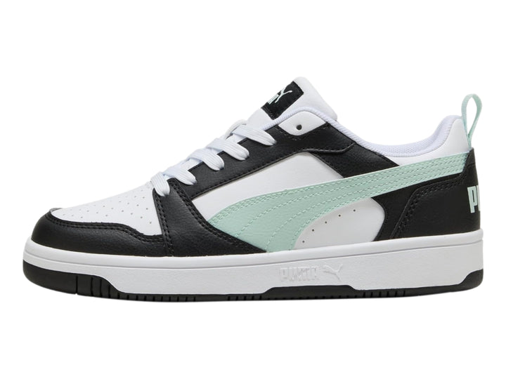 Tenis PUMA Rebound V6 Low en colores blanco, negro y azul claro con suela blanca.