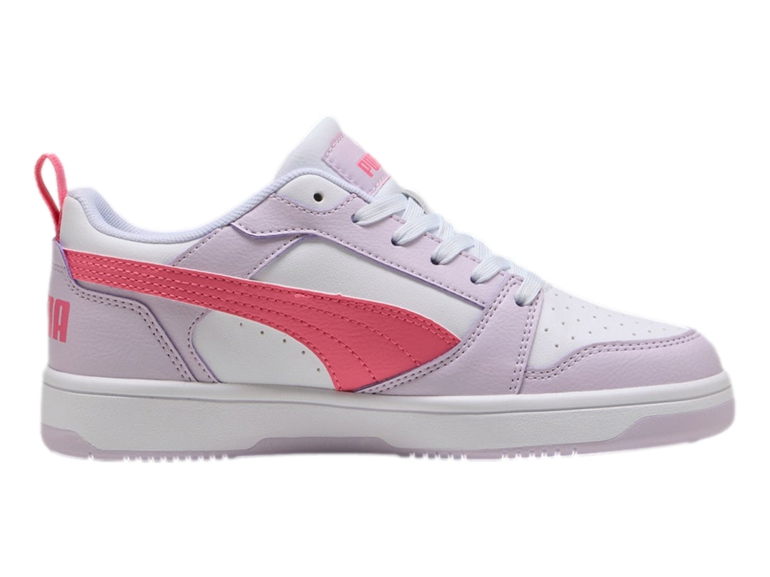 Tenis PUMA Rebound V6 Lo JR en colores lila, blanco y rosa con suela blanca.