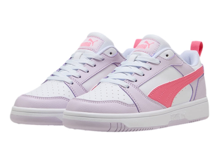 Tenis PUMA Rebound V6 Lo JR en colores lila, blanco y rosa con suela blanca.