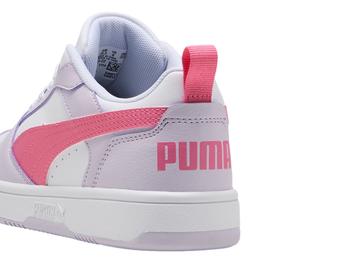 Tenis PUMA Rebound V6 Lo JR en colores lila, blanco y rosa con suela blanca.