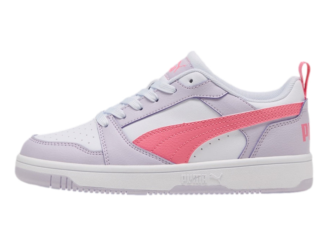 Tenis PUMA Rebound V6 Lo JR en colores lila, blanco y rosa con suela blanca.