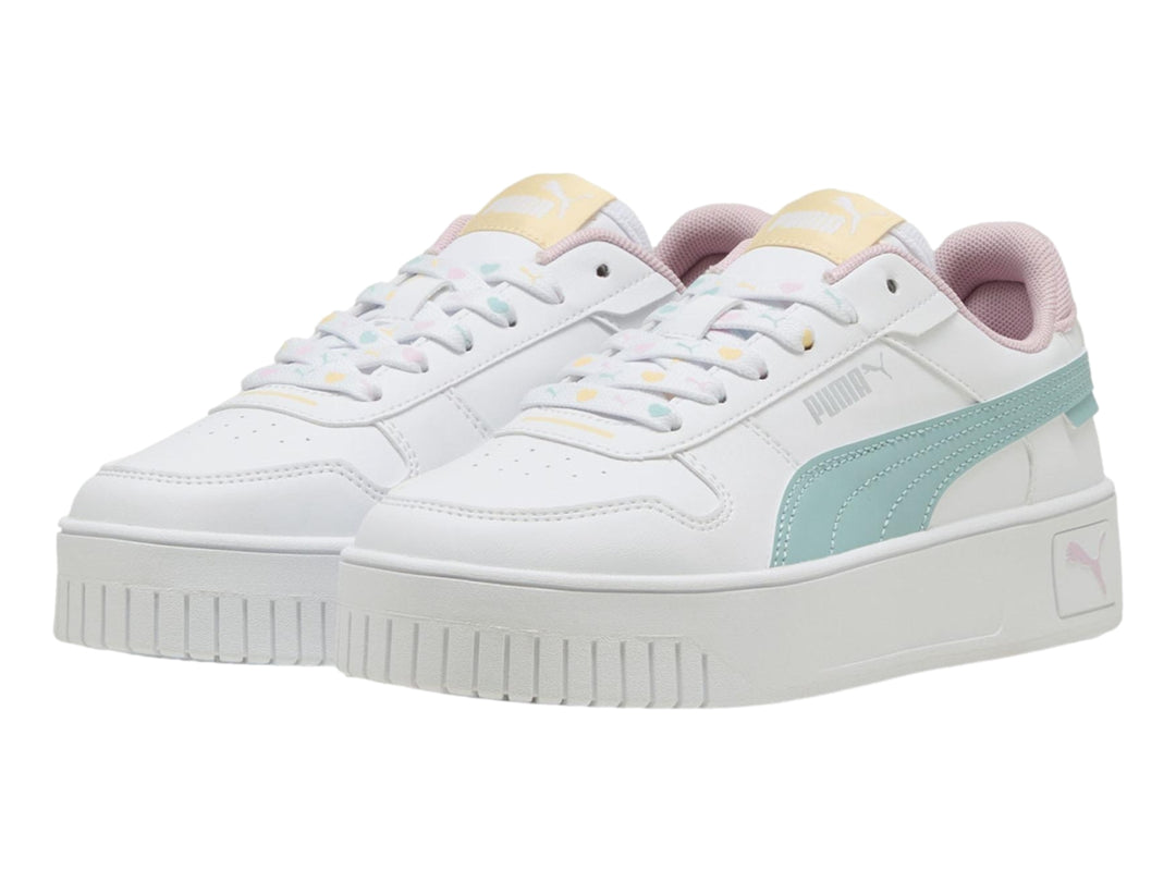 Tenis PUMA blancos con detalles en color menta y rosa y suela de plataforma.