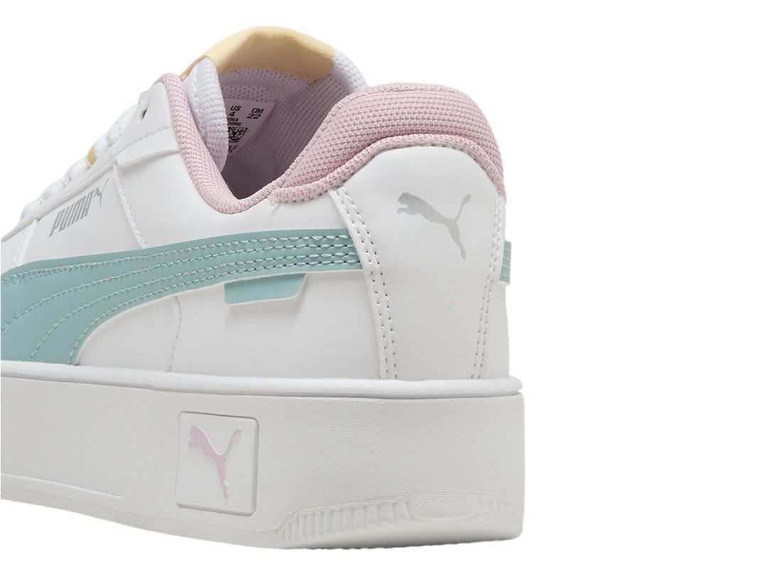 Tenis PUMA blancos con detalles en color menta y rosa y suela de plataforma.
