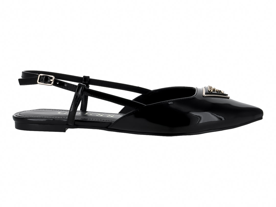 Zapato plano negro brillante de punta afilada con correas y adorno dorado frontal.