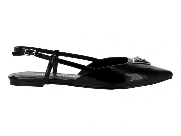 Zapato plano negro brillante de punta afilada con correas y adorno dorado frontal.