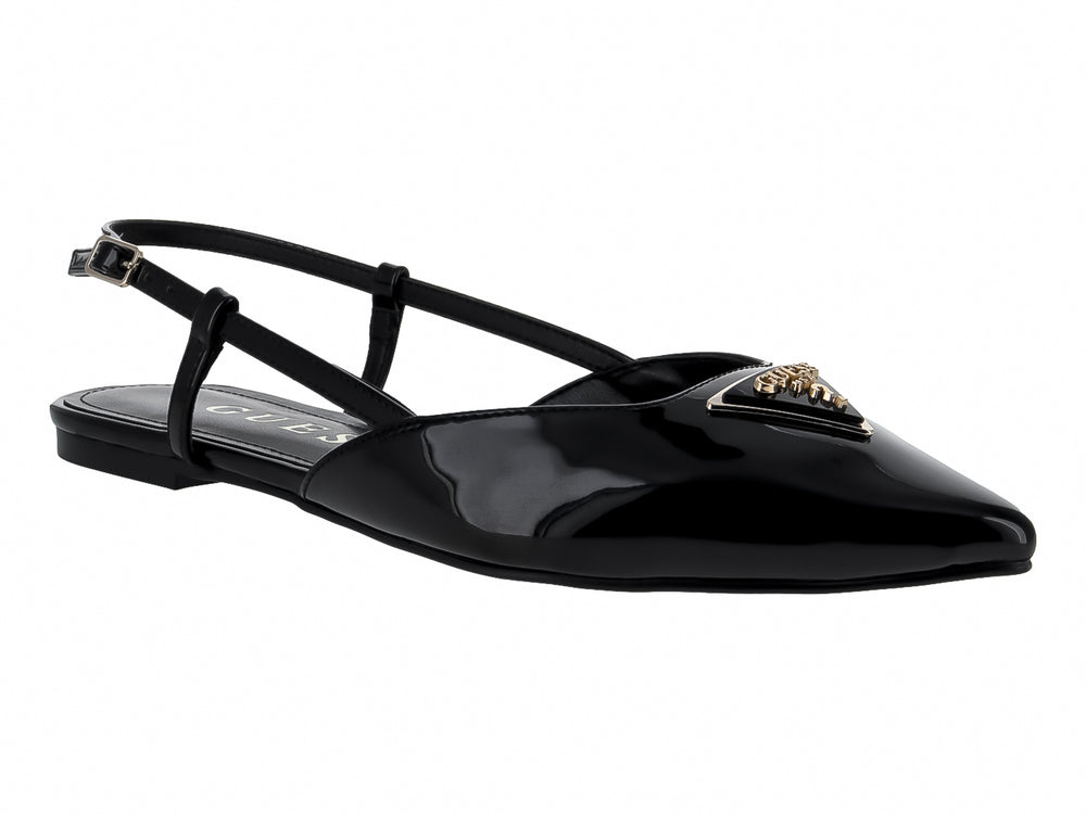 Zapato plano negro brillante de punta afilada con correas y adorno dorado frontal.