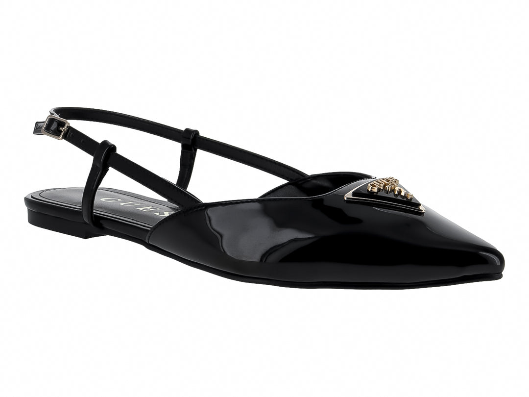 Zapato plano negro brillante de punta afilada con correas y adorno dorado frontal.