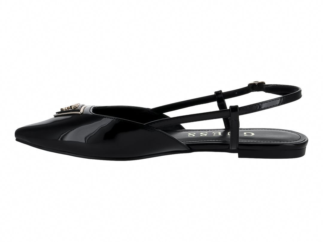 Zapato plano negro brillante de punta afilada con correas y adorno dorado frontal.