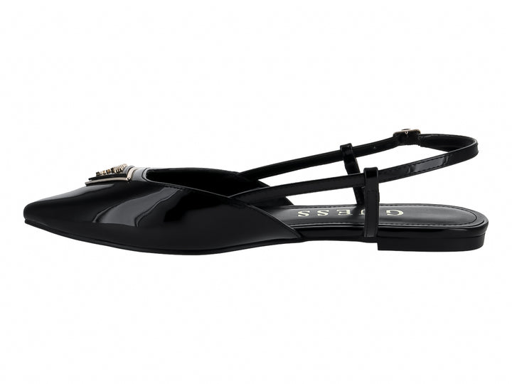Zapato plano negro brillante de punta afilada con correas y adorno dorado frontal.