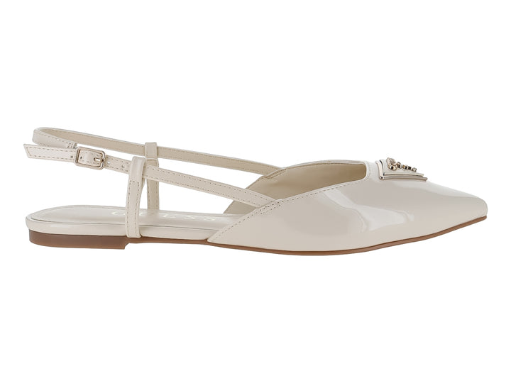Zapato plano color marfil brillante con punta cerrada, correa al tobillo y detalle decorativo frontal.