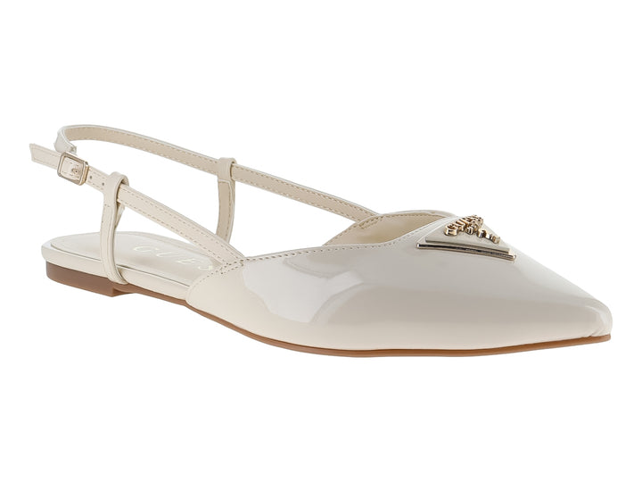 Zapato plano color marfil brillante con punta cerrada, correa al tobillo y detalle decorativo frontal.