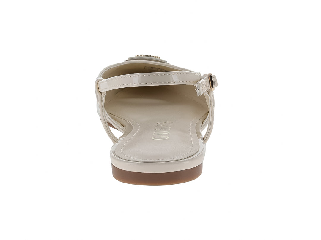 Zapato plano color marfil brillante con punta cerrada, correa al tobillo y detalle decorativo frontal.