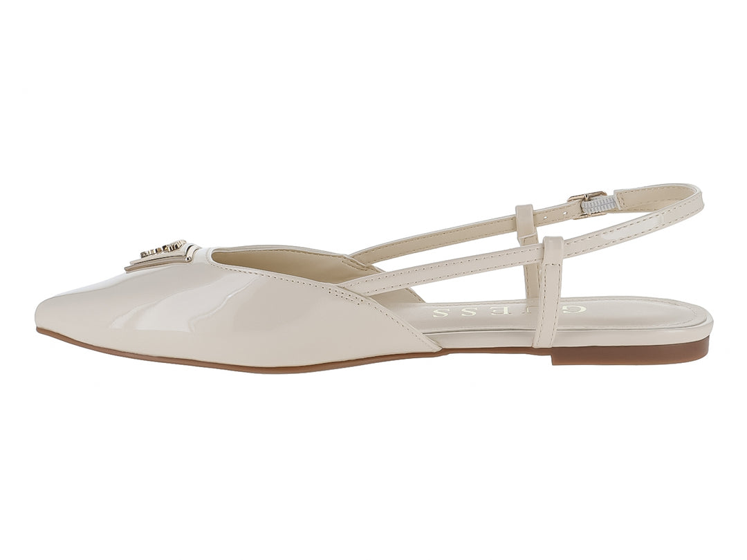 Zapato plano color marfil brillante con punta cerrada, correa al tobillo y detalle decorativo frontal.