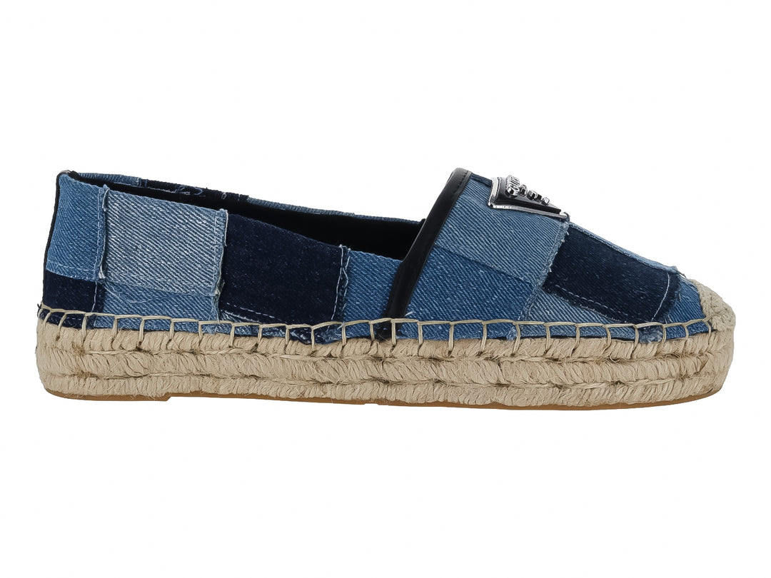 Zapato tipo alpargata GUESS en color azul denim con diseño de patchwork y suela de cuerda beige.
