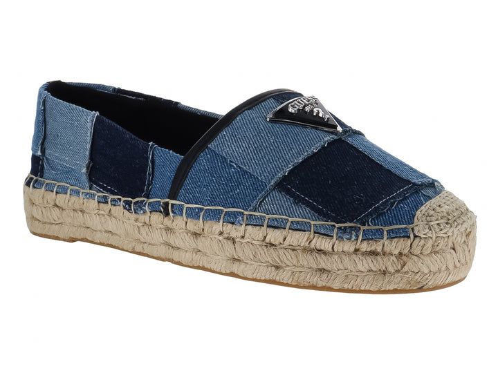 Zapato tipo alpargata GUESS en color azul denim con diseño de patchwork y suela de cuerda beige.