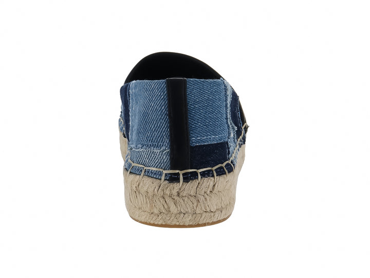 Zapato tipo alpargata GUESS en color azul denim con diseño de patchwork y suela de cuerda beige.