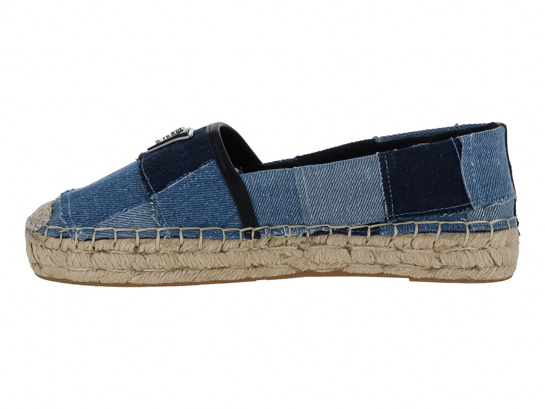 Zapato tipo alpargata GUESS en color azul denim con diseño de patchwork y suela de cuerda beige.
