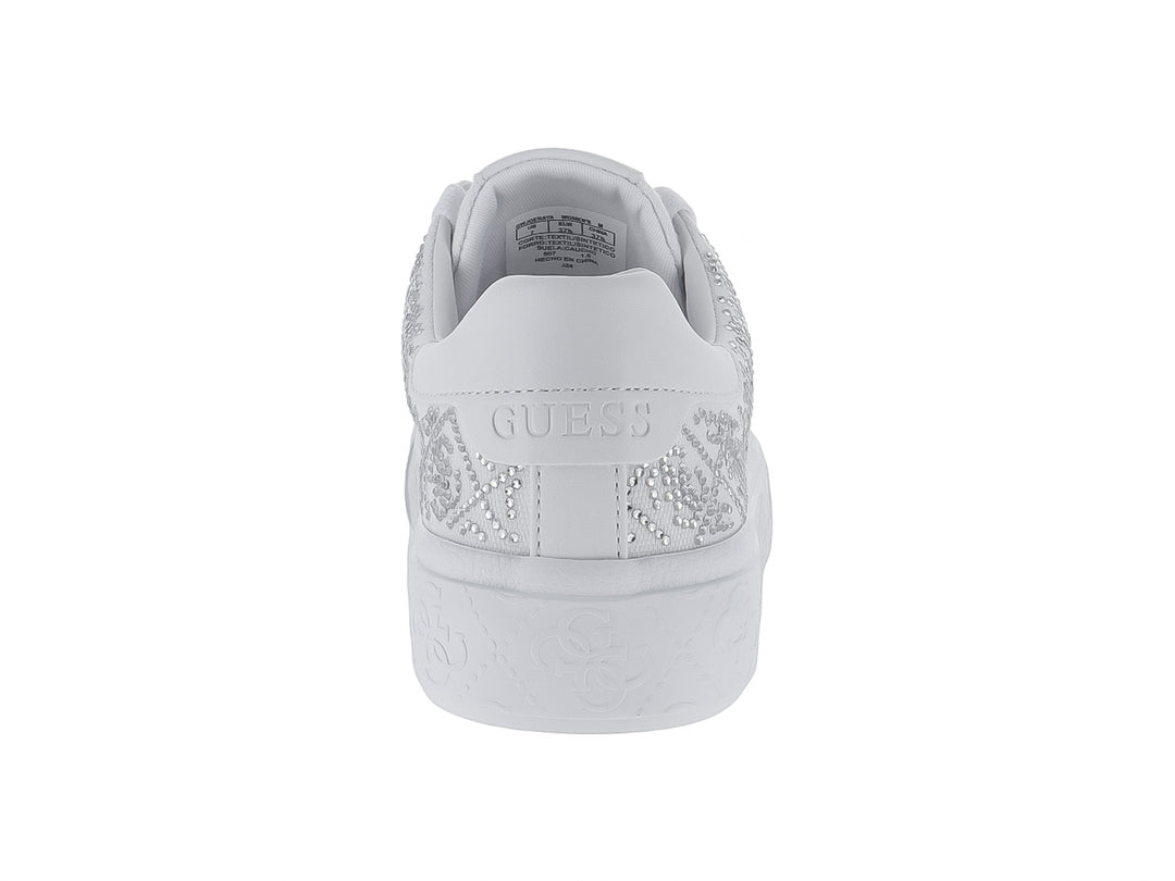 Tenis blancos Guess con detalles brillantes en la parte superior y suela blanca.