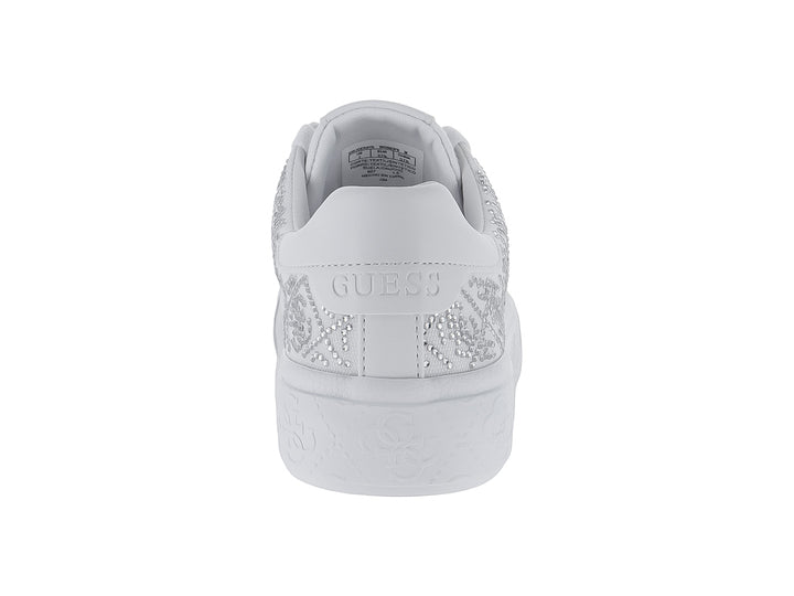 Tenis blancos Guess con detalles brillantes en la parte superior y suela blanca.