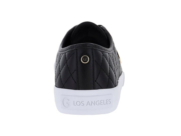 Tenis casuales GBG color negro con textura acolchada, detalles dorados y suela blanca.