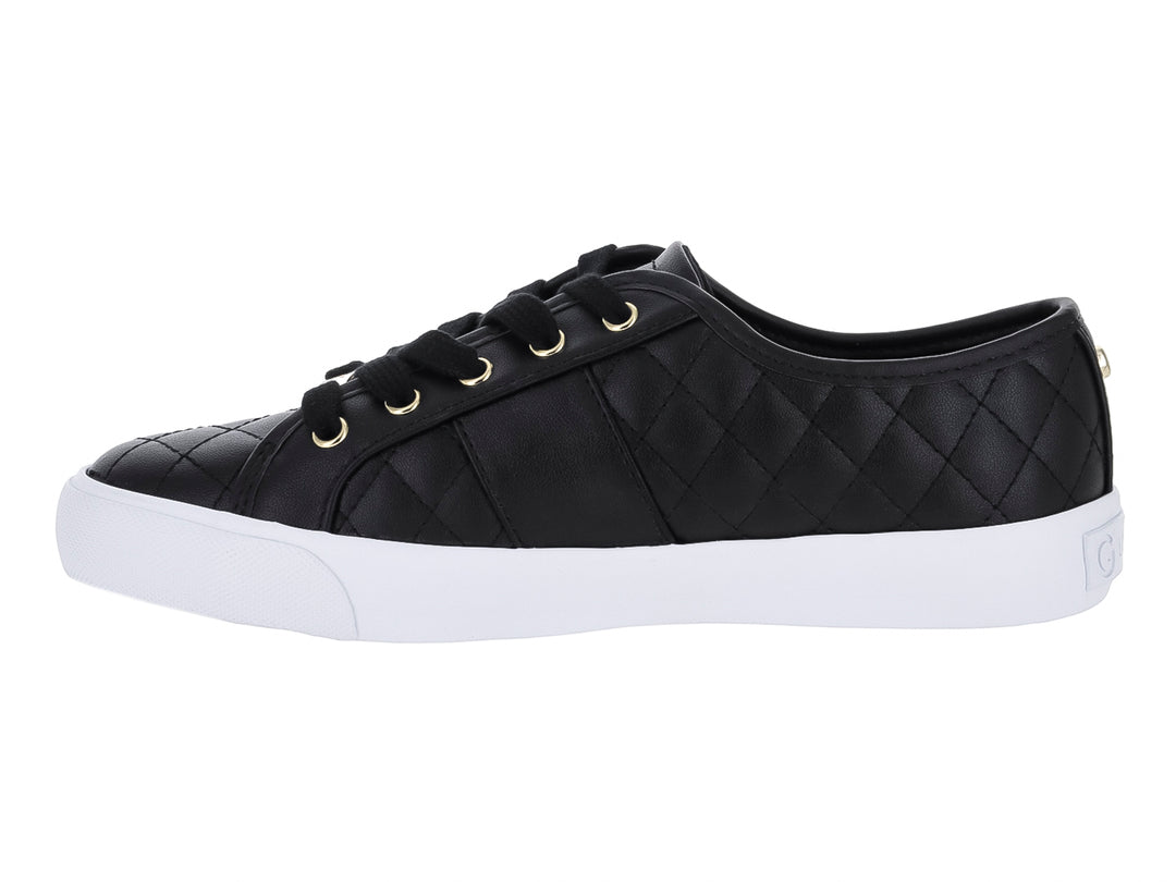 Tenis casuales GBG color negro con textura acolchada, detalles dorados y suela blanca.