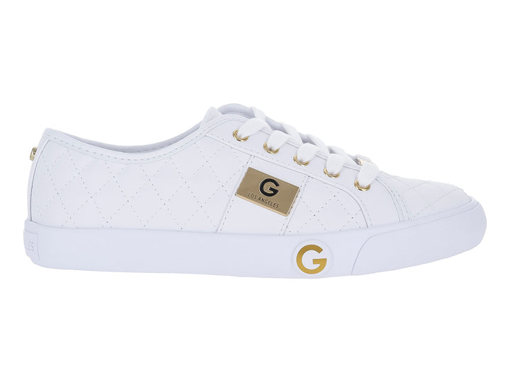 Tenis casuales color blanco para mujer con textura acolchada en rombos y detalles decorativos en dorado.