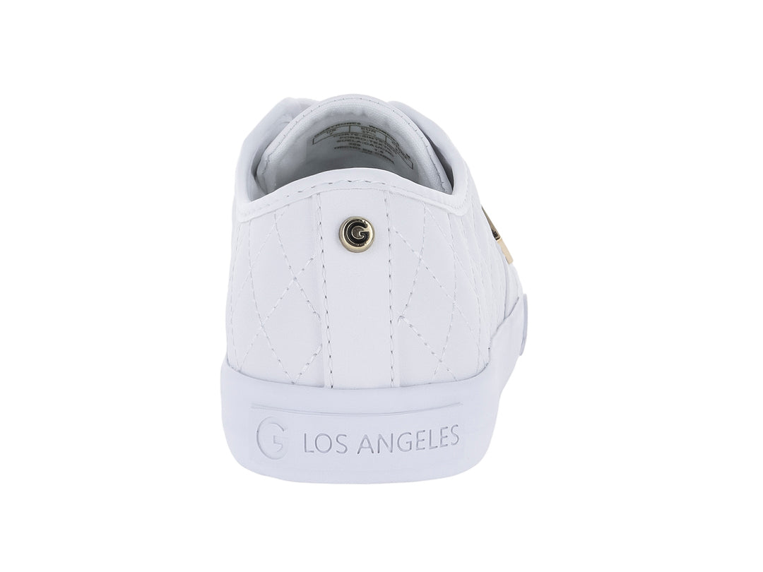 Tenis casuales color blanco para mujer con textura acolchada en rombos y detalles decorativos en dorado.