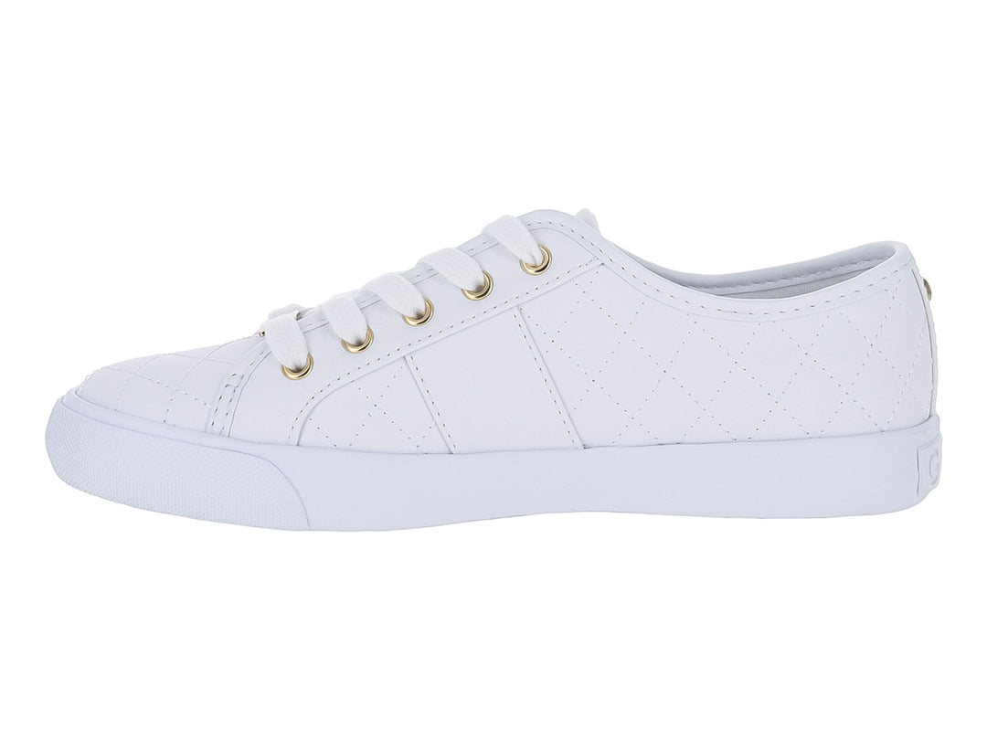 Tenis casuales color blanco para mujer con textura acolchada en rombos y detalles decorativos en dorado.