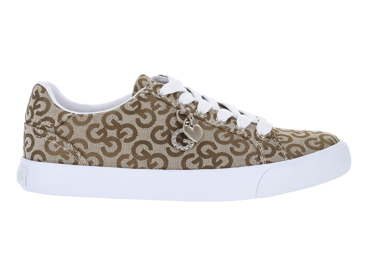 Tenis color marrón con estampado de monograma, suela blanca y dijes decorativos en las agujetas.
