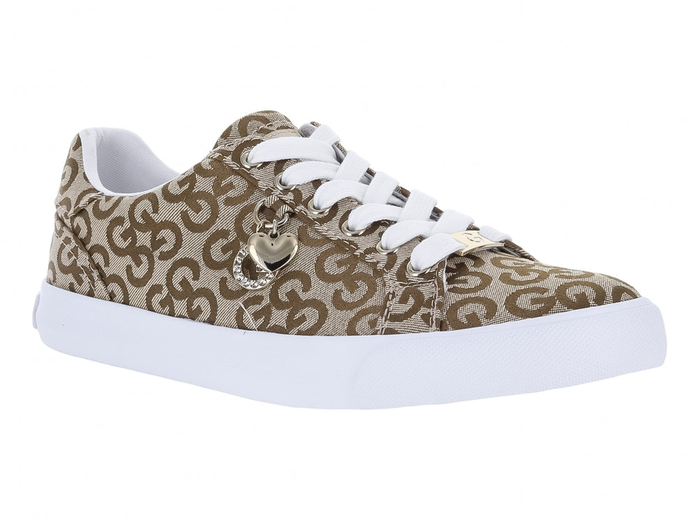 Tenis color marrón con estampado de monograma, suela blanca y dijes decorativos en las agujetas.