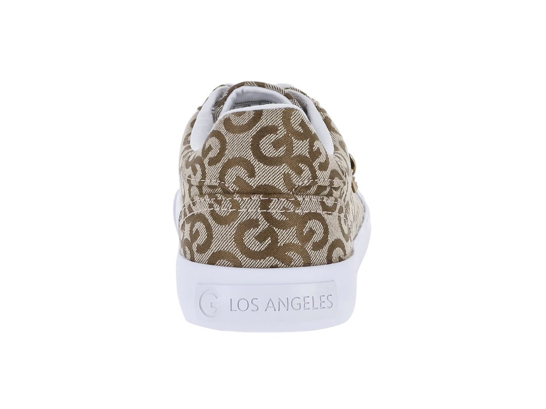 Tenis color marrón con estampado de monograma, suela blanca y dijes decorativos en las agujetas.