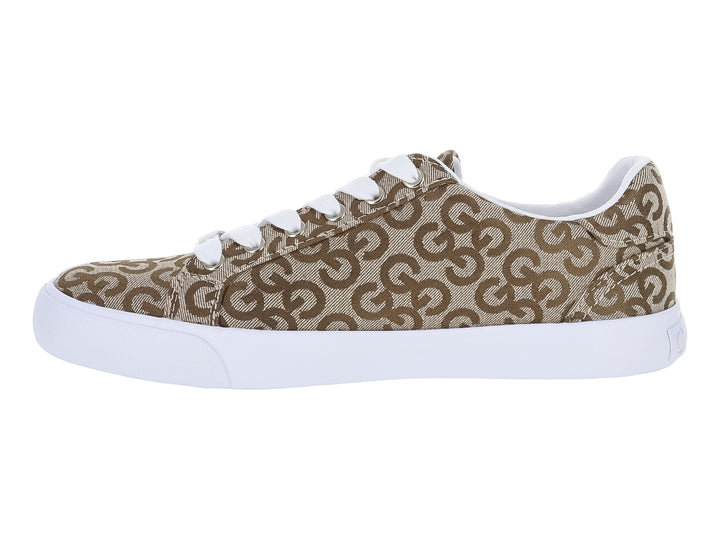 Tenis color marrón con estampado de monograma, suela blanca y dijes decorativos en las agujetas.