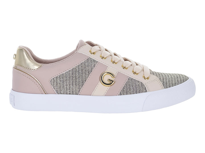 Tenis casuales en color rosa palo y beige con suela blanca y detalles dorados.