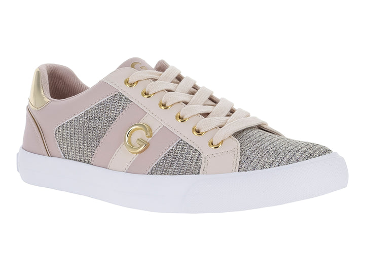 Tenis casuales en color rosa palo y beige con suela blanca y detalles dorados.