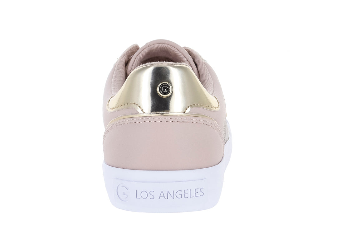 Tenis casuales en color rosa palo y beige con suela blanca y detalles dorados.