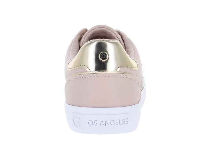 Tenis casuales en color rosa palo y beige con suela blanca y detalles dorados.
