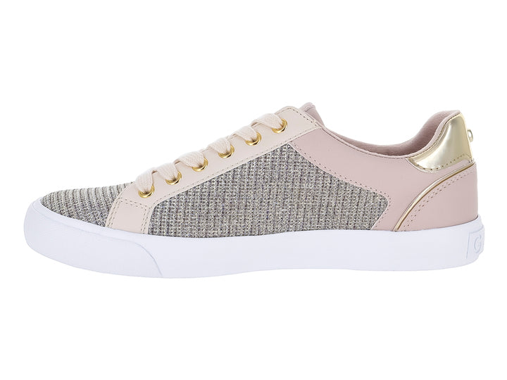 Tenis casuales en color rosa palo y beige con suela blanca y detalles dorados.
