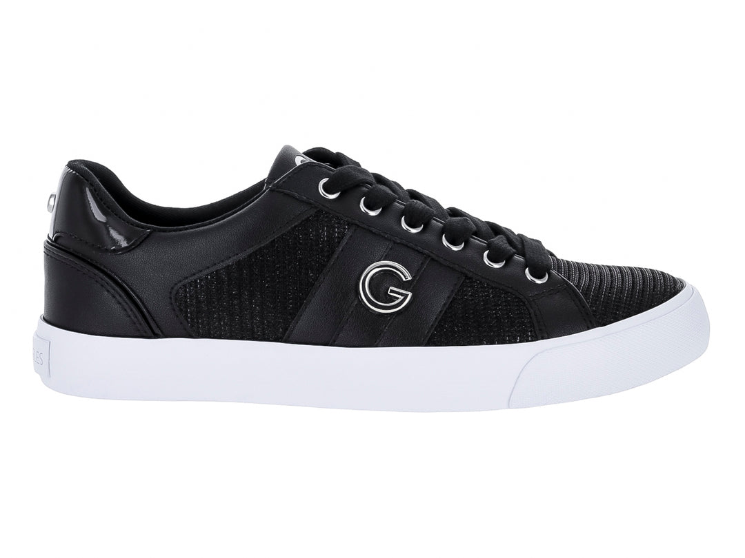 Tenis deportivos GBG de color negro con suela blanca y detalles en tela y sintético.