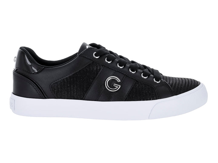 Tenis deportivos GBG de color negro con suela blanca y detalles en tela y sintético.