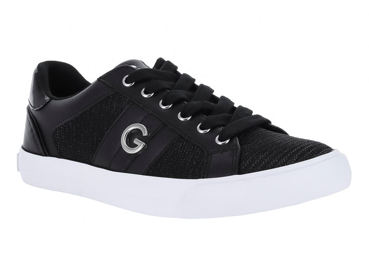 Tenis deportivos GBG de color negro con suela blanca y detalles en tela y sintético.