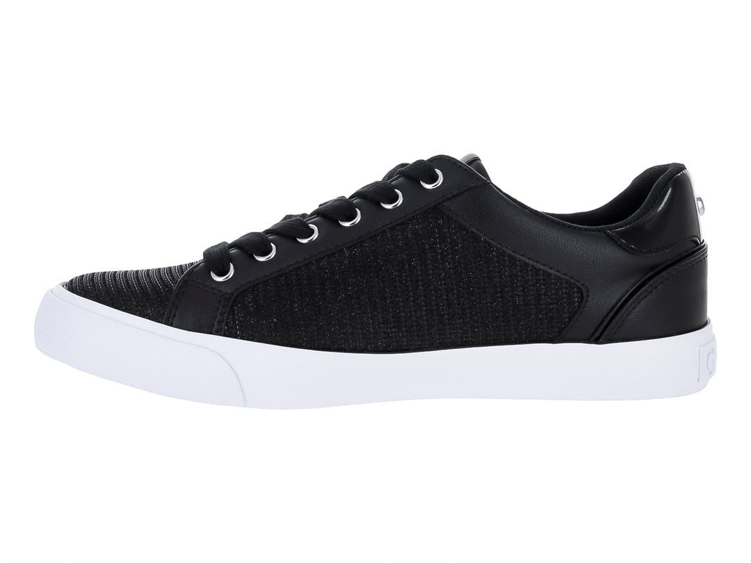 Tenis deportivos GBG de color negro con suela blanca y detalles en tela y sintético.