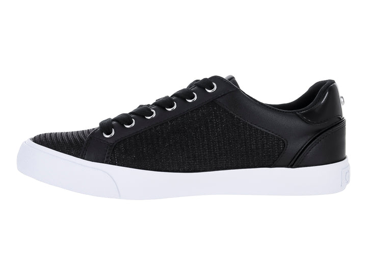 Tenis deportivos GBG de color negro con suela blanca y detalles en tela y sintético.