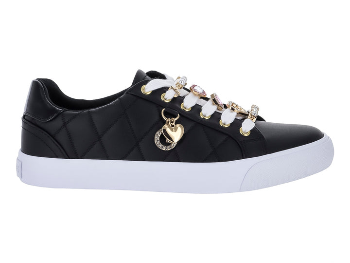 Tenis negros para mujer con diseño acolchado, suela blanca y adornos de corazones dorados.