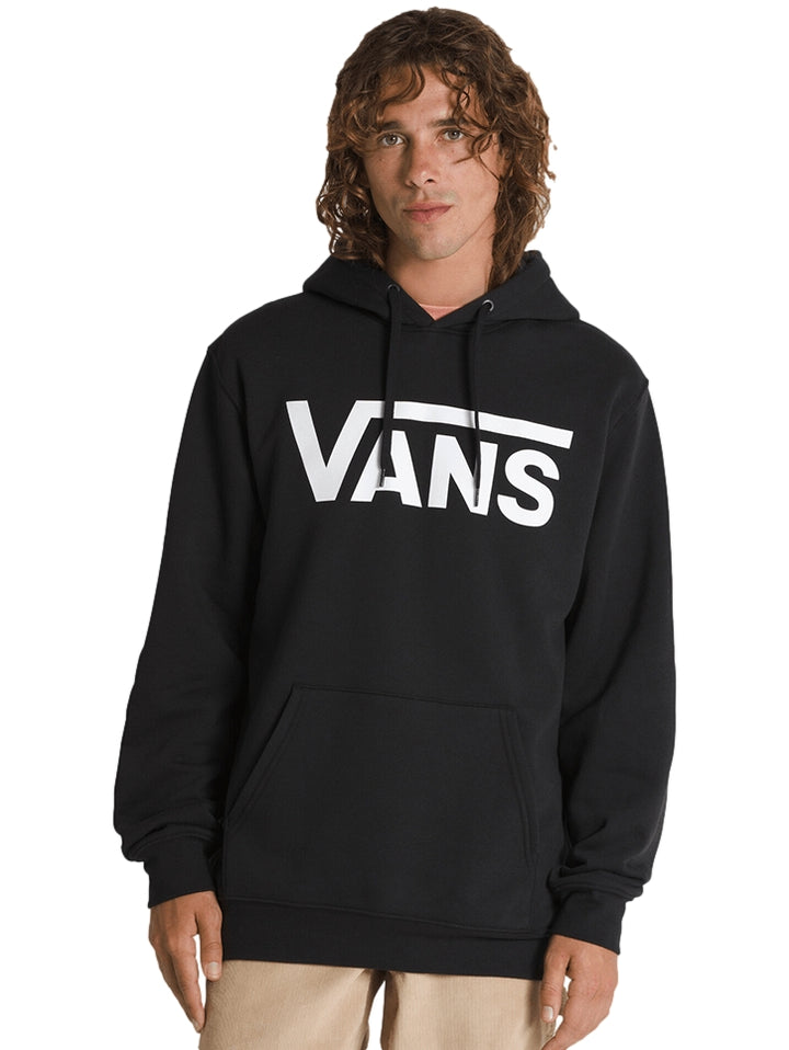 Hombre vistiendo una sudadera con capucha color negro con el logotipo de VANS en blanco en el pecho.