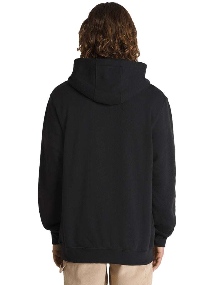Hombre vistiendo una sudadera con capucha color negro con el logotipo de VANS en blanco en el pecho.
